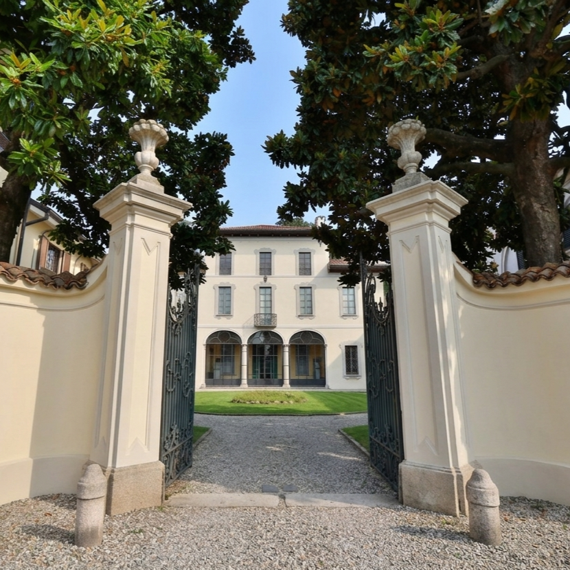 Cancello monumentale e facciata di Villa Colombo-Brazzola