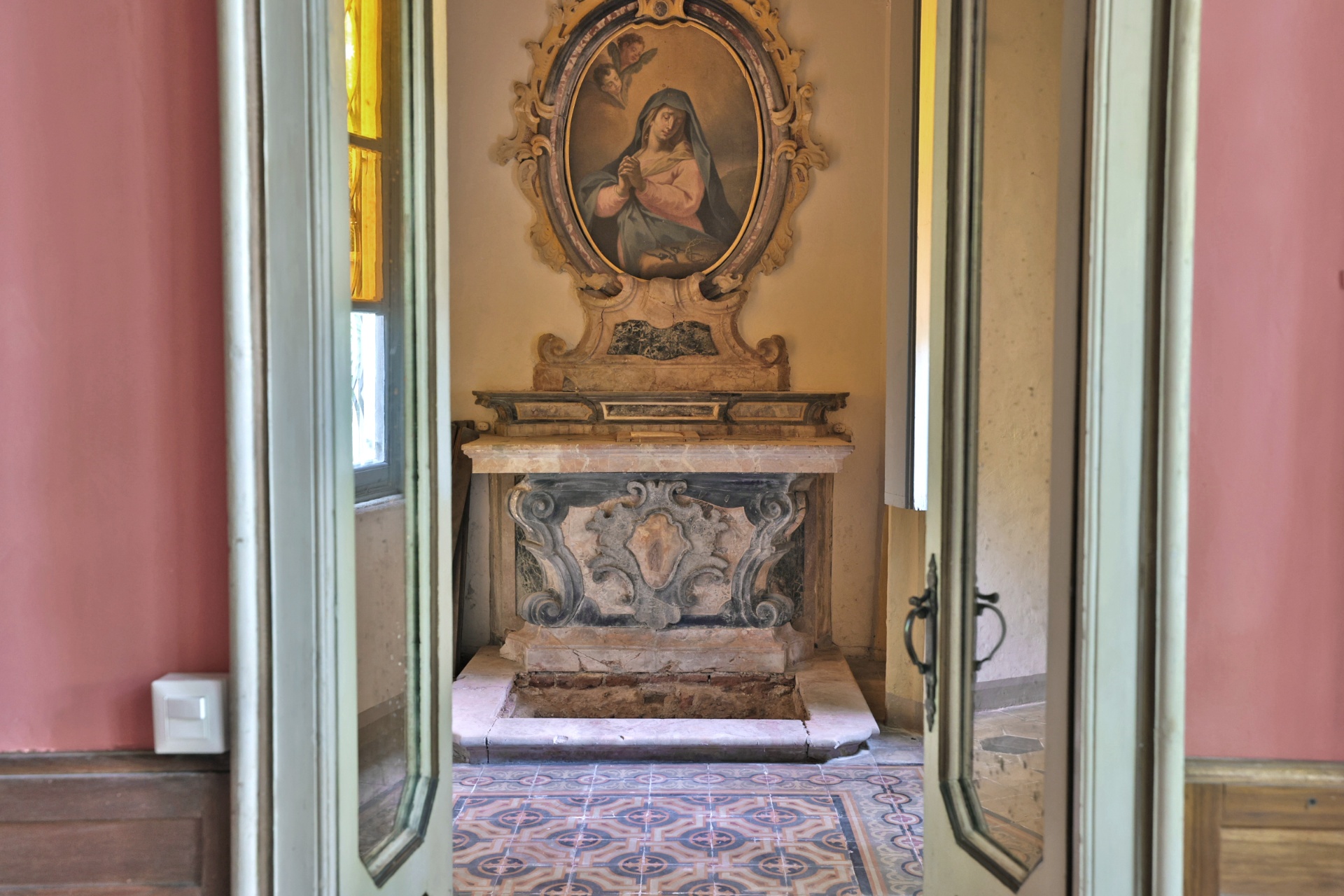 Cappella privata di Villa Colombo: altare barocco in marmo con pala della Vergine