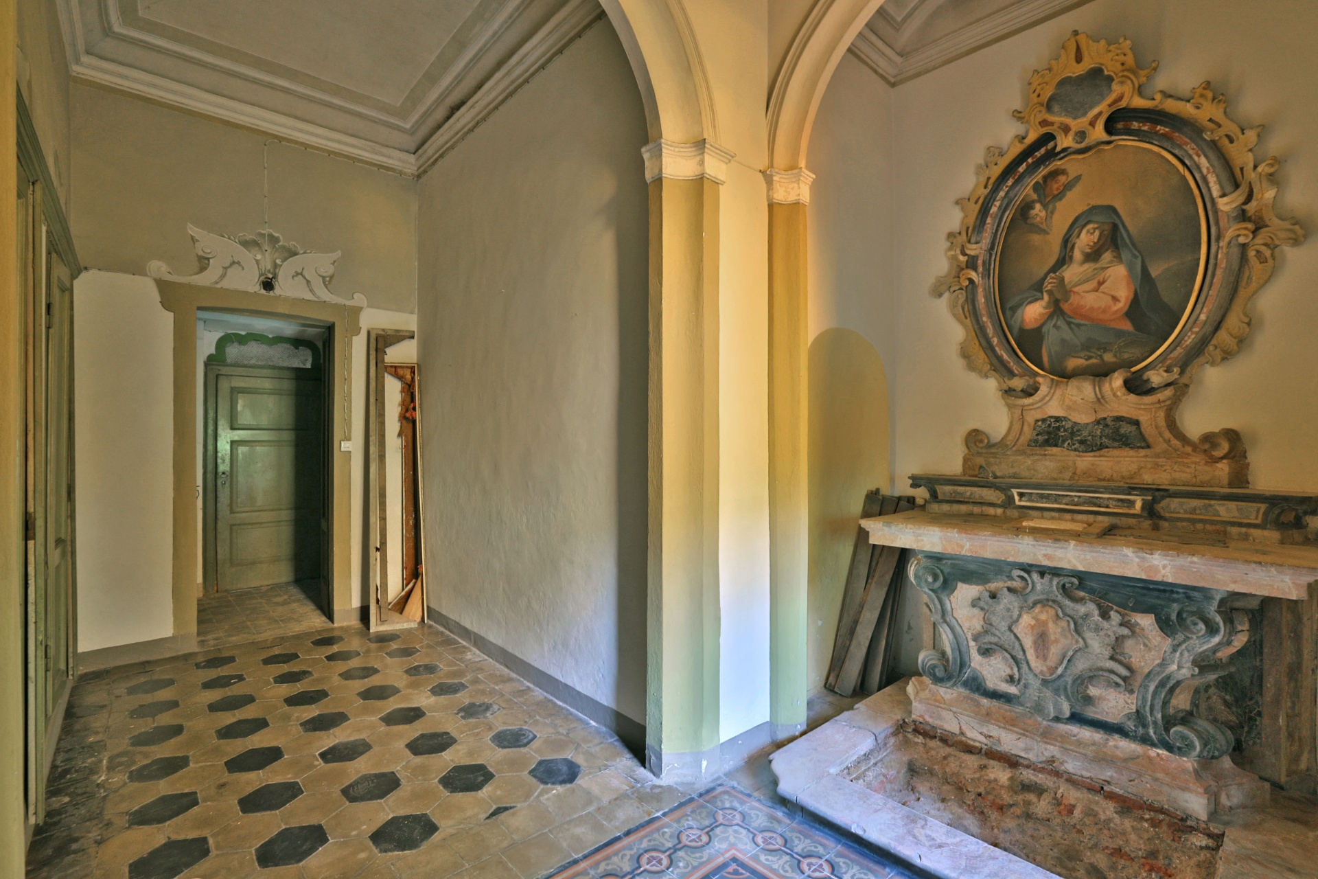 Cappella privata: veduta d'insieme con altare e pavimento in cementine