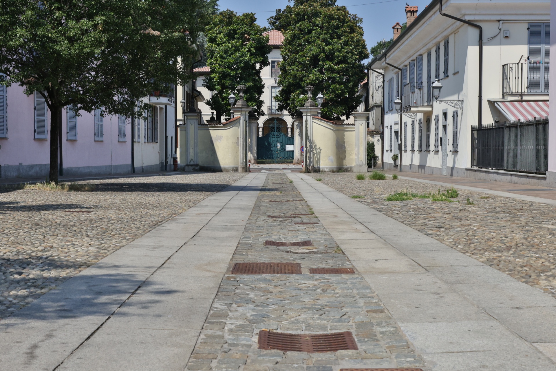 Viale d'accesso lastricato verso il cancello di Villa Colombo