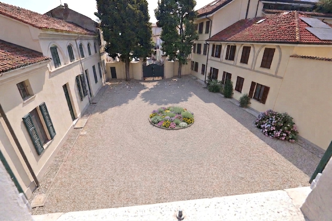 Cortile d'onore e aiuola fiorita