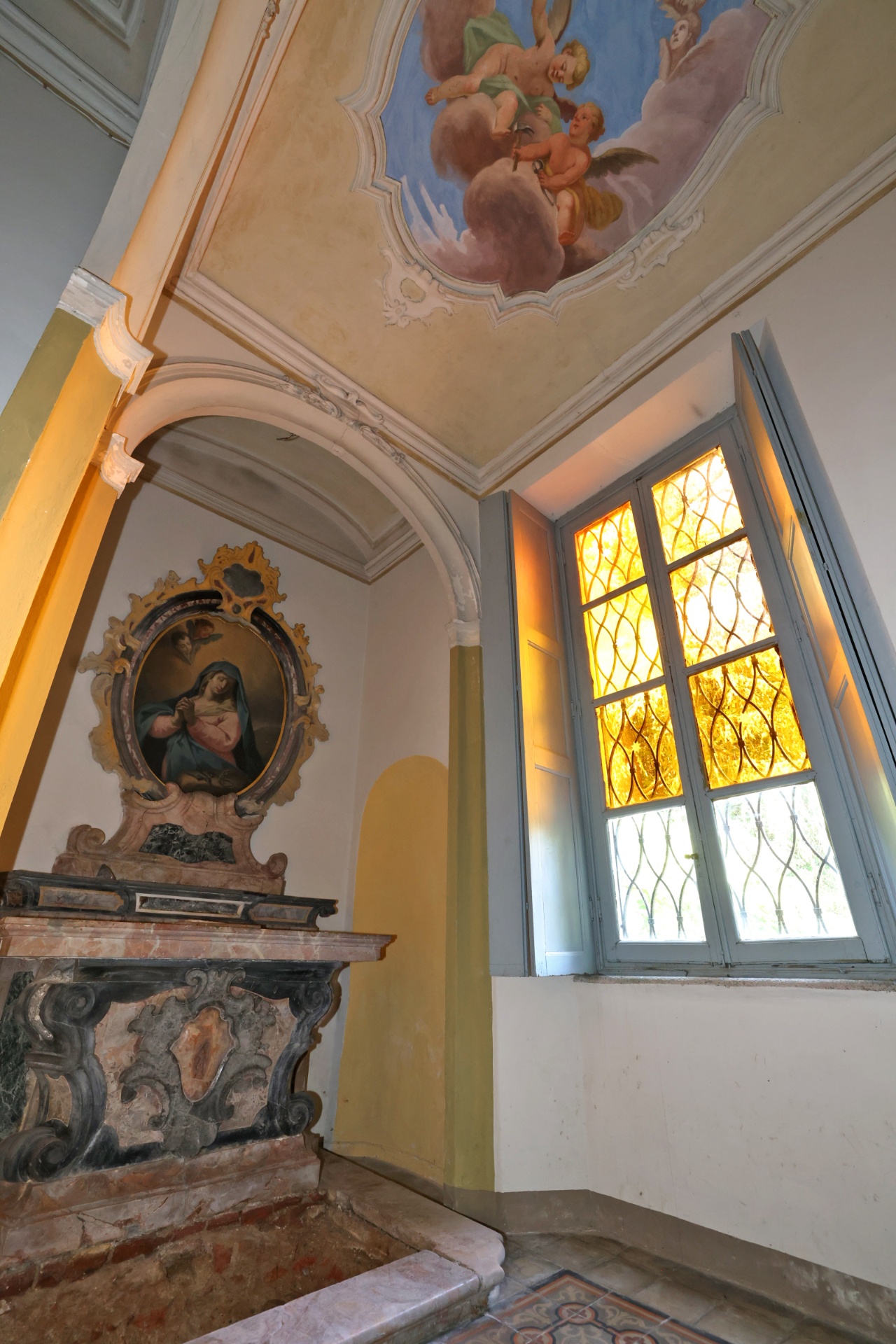Cappella privata: affresco della volta con angeli e finestra con inferriata